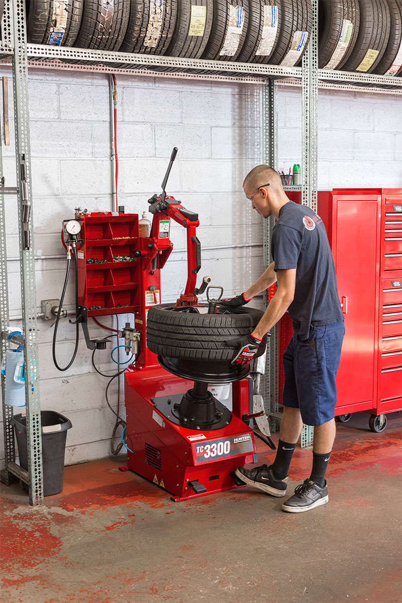 tc-tc3300-realshop-dudictire1.jpg technician changing tire on tc3300 tire changer