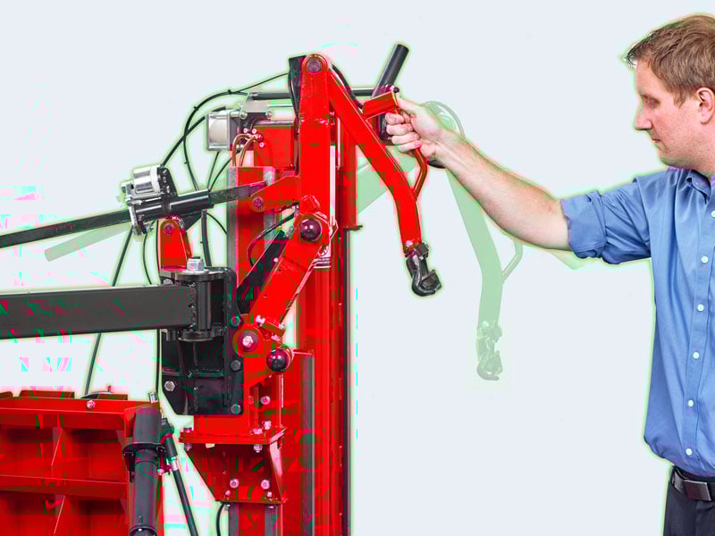 operator using mounthead on tc37 tire changer