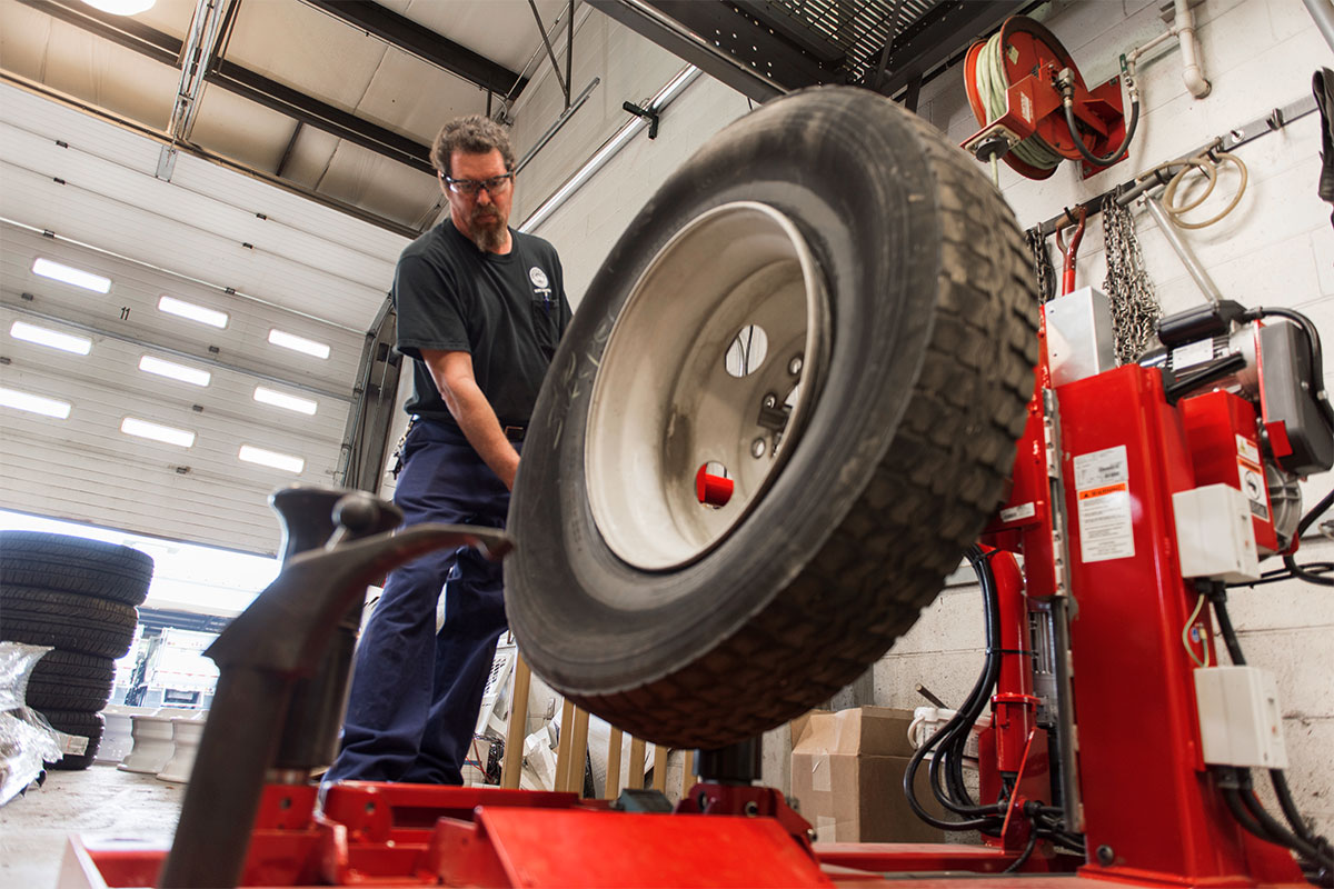 tc-tcx625hd-realshop-kirkwoodcity2.jpg tech changing tire using hunter tcx625 tire changer