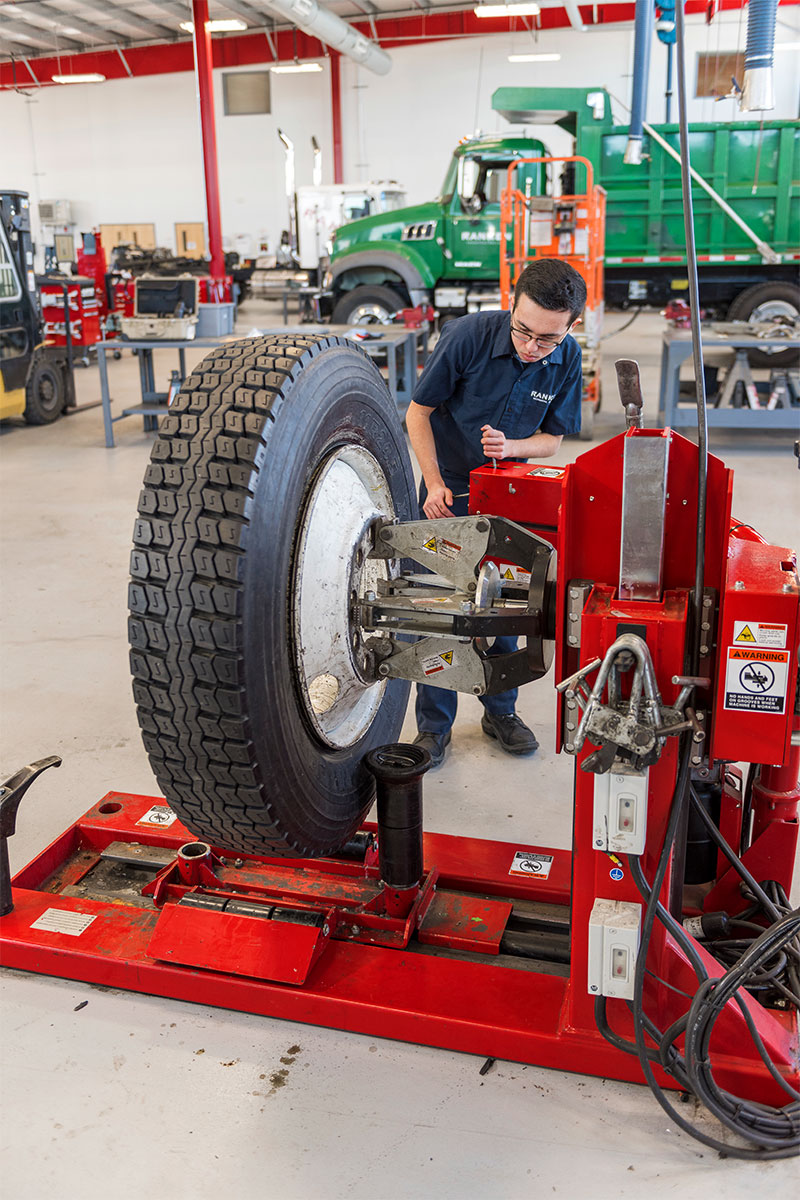 tc-tcx625hd-realshop-ranken1.jpg operator clamping large tire on hunter heavy duty tire changer