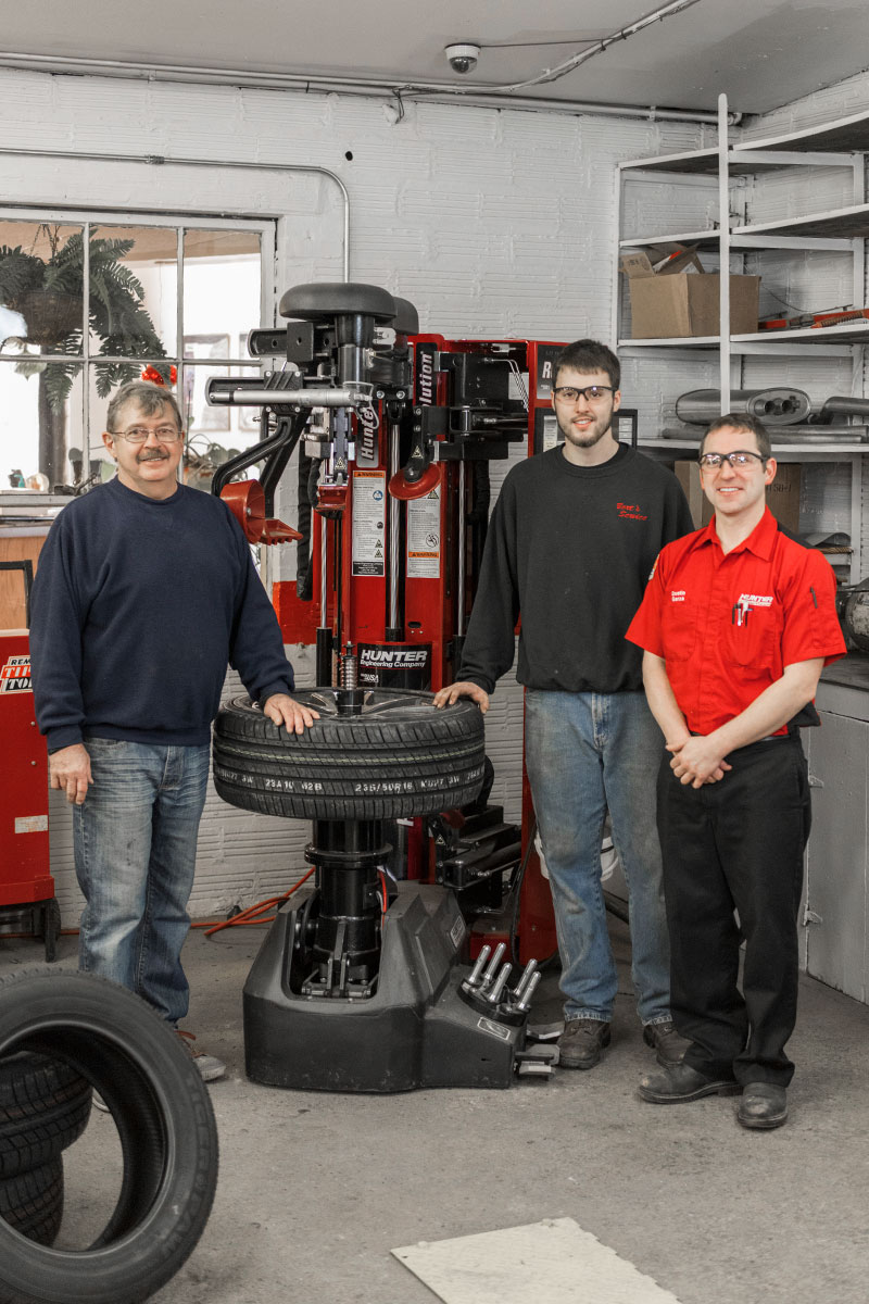 tc-tcr-realshop-berts3.jpg hunter service representatives with technicians and revolution tire changer