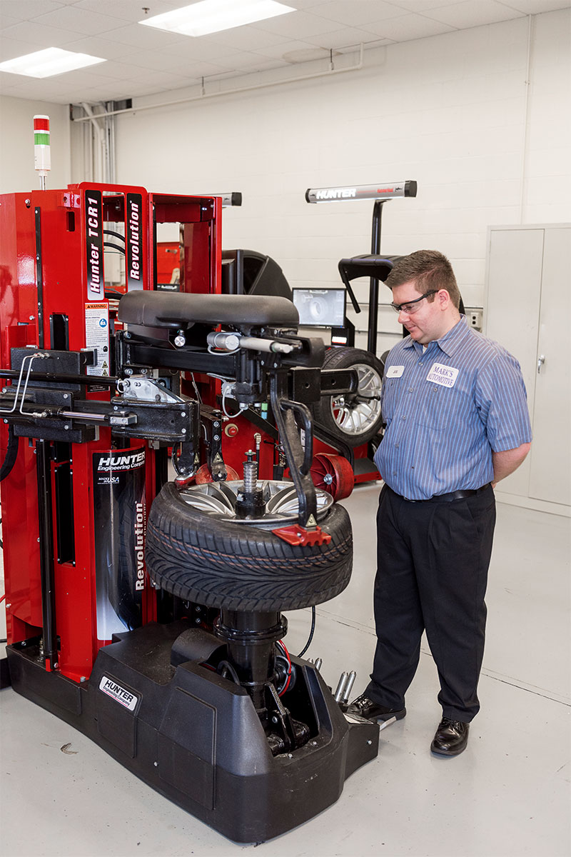 tc-tcr-realshop-hunter2.jpg male mounting tire on autonomous tire changer